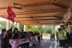 Tolak Penggunaan Dana Otsus untuk PON, mahasiswa demo di Kantor Gubernur Aceh