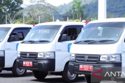 Pj Bupati Bangka serahkan tujuh unit mobil sampah