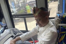 Edi Kamtono setir bus hadiri sidang paripurna DPRD Pontianak