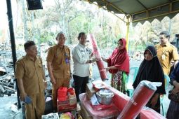 Delapan bangunan terbakar di Pasar Senin, Pj Bupati HSU Serahkan Bantuan