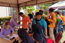 Dinkes skrining kasus TBC dengan periksa penyapu jalan hingga pedagang