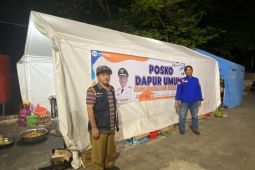 Dinsos suplai makanan untuk personil pemadam di TPA Rawakucing