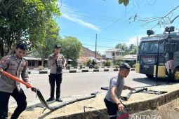 Polisi Bangka Barat salurkan bantuan air bersih ke warga Dayabaru