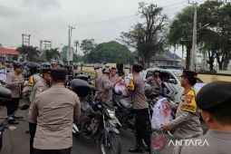 Polresta Bengkulu salurkan 200 paket sembako untuk masyarakat