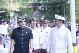 Pemkab Badung serahkan bantuan dana hibah, BKK dan aset untuk Denpasar