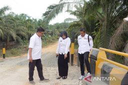 Kadis PUPR Kotabaru monitoring pembangunan jembatan Kelumpang Hilir