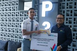PLN Sofifi serahkan bantuan pendidikan ke anggota Paskibraka Nasional