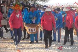 Iriana Jokowi tanam pohon dan bersihkan Pantai Kenjeran