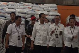 Presiden Jokowi tinjau penyaluran bantuan pangan di Palembang