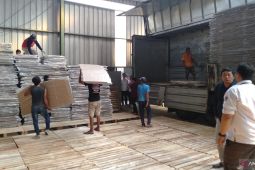 KPU Karawang terima logistik pemilu berupa ribuan bilik dan kotak suara