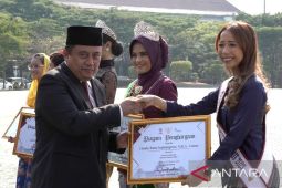 Pemkab Bekasi serahkan penghargaan kepada pemuda berprestasi