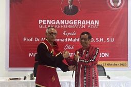 Mahfud MD terima gelar adat kehormatan dari Majelis Latupati Ambon