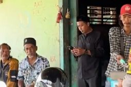 Ribuan masker dibagikan ke warga terdampak kebakaran TPA Jalupang Karawang