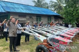 DPRD Kaltim serahkan bantuan handtraktor ke 13 kelompok tani Kukar