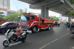 Dinas Damkar Makassar bantu distribusikan air bersih kepada warga