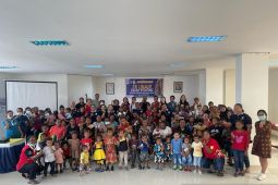 Alumni FK Uniar berikan bahan makanan untuk 40 balita di Jayapura