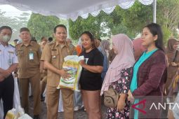 Bangka Tengah salurkan 4.000 paket sembako di sembilan desa