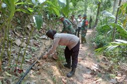 Aparat TNI/Polri Trenggalek bantu warga pasang pipa air bersih