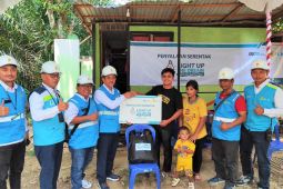 PLN gratiskan pasang listrik 116 keluarga lewat program "Light Up The Dream"