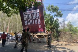 Satpol PP cabut atribut PDI Perjuangan di sepanjang lokasi kunjungan Jokowi di Gianyar