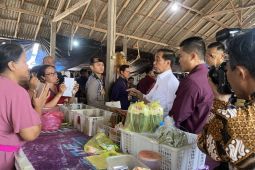 Presiden Joko Widodo bagikan uang modal usaha ke pedagang Pasar Bulan di Bali
