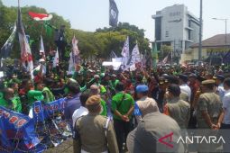 Ribuan pengemudi ojek daring aksi damai tuntut penyesuaian tarif di Jember