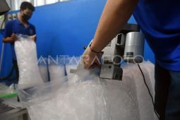 Produksi es batu kristal di Kota Bogor