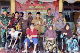 Polres HST Kalsel salurkan alat bantu jalan untuk 136 disabilitas