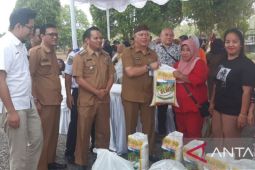 Pemprov Babel Kembali Salurkan 4.000 Paket Sembako di Bangka Tengah