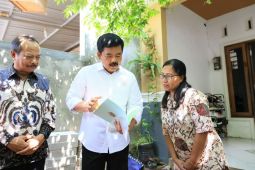 Menteri ATR serahkan sertifikat tanah PTSL "door to door" kepada 10 warga Jatingaleh