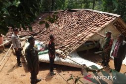 Sepasang lansia diungsikan dari rumahnya yang ambruk diterjang puting beliung