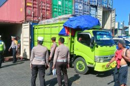 Polda Maluku  kawal pengiriman kotak suara ke KPU MBD
