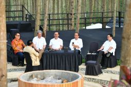 Presiden Jokowi dan para menteri ngobrol awali pagi ketiga di IKN Nusantara