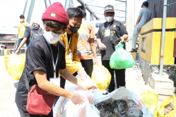 Puluhan pelajar gelar aksi bersihkan sampah di Pasar Amuntai