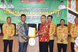 Wabup Ketapang serahkan Rp450 juta dana hibah