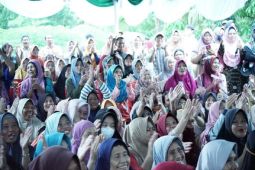 Bupati Sambas tinjau kegiatan pengobatan gratis di Tebas