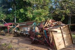 Sungai Lobu Uhom "ngamuk" obrak abrik rumah warga dan fasilitas Bumdes di Tapsel