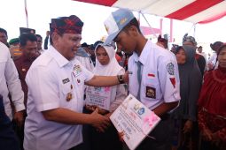 Pj Gubernur Sultra serahkan bansos hingga dana hibah di Wakatobi
