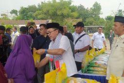 Mendag Zulkifli bagikan 2,5 ton beras saat berkunjung ke Ponorogo