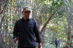 Fransiskus ke daerah terpencil dua jam jalan kaki dan bersepeda motor