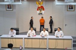 KPK tahan satu tersangka korupsi di DJKA Kementerian Perhubungan.