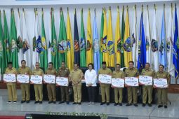 Mayor Aditya receives fiscal incentive fund from Finance Minister
