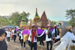 Warga desa Probolinggo lestarikan selamatan desa dengan kirab tumpeng