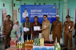 Bupati HST salurkan bantuan bagi korban puting beliung di Desa Mantaas