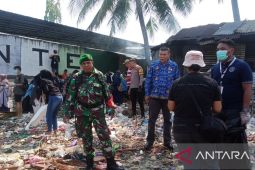 TNI bersama  warga lakukan program bersih sungai di Kota Ambon