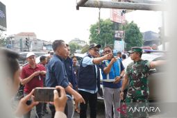 Pemerintah daerah tangani tumpukan sampah di saluran air Simpang Ciawi