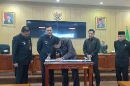 Foto - Pimpinan DPRD-Wali Kota tanda tangani SK Pengesahan APBD 2024
