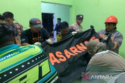 Sesosok mayat pria tergeletak di kolong jembatan Desa Rampa Lama