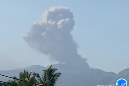 Abu Gunung Dukono melanda hingga Kota Tobelo