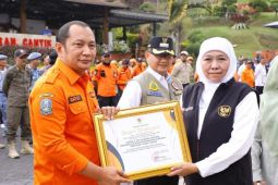Gubernur Khofifah beri penghargaan kepada Kepala BNPB dan Kalaksa BPBD Jatim